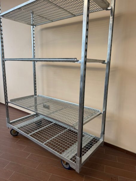 Stalen rek op wielen met vier planken, geschikt voor opslag en organisatie.